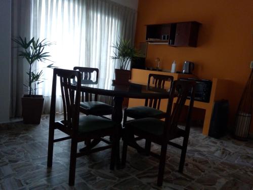 einen Esstisch und Stühle in einem Zimmer in der Unterkunft Rancho Aparte II in Salta
