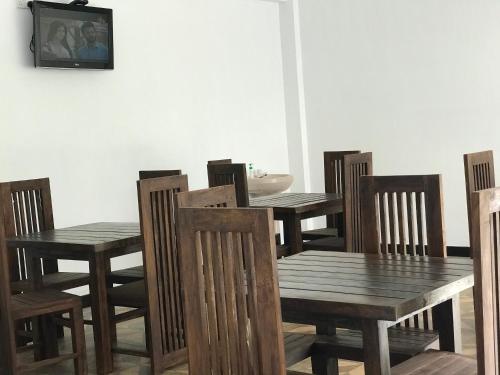 Reštaurácia alebo iné gastronomické zariadenie v ubytovaní Hotel First Kingdom - Anuradhapura