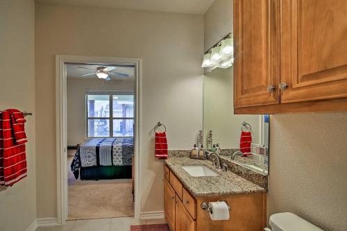 Cuisine ou kitchenette dans l'établissement Cozy Boerne Casita with Patio, about 13 Mi to Downtown!