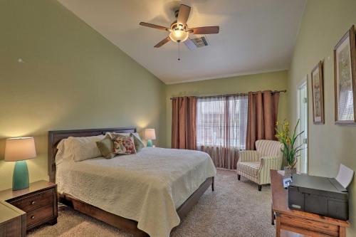 een slaapkamer met een bed en een plafondventilator bij Tucson Getaway with Yard, Pool, Hot Tub and Gas Grill! in Tucson