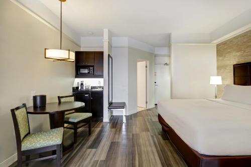Giường trong phòng chung tại Holiday Inn Windsor - Ambassador Bridge, an IHG Hotel