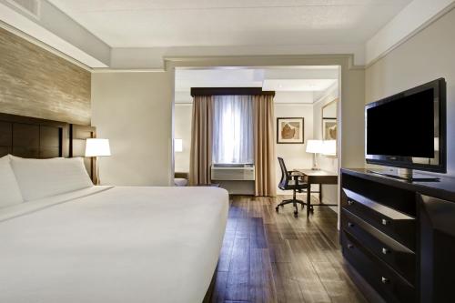 Una televisión o centro de entretenimiento en Holiday Inn Windsor - Ambassador Bridge by IHG