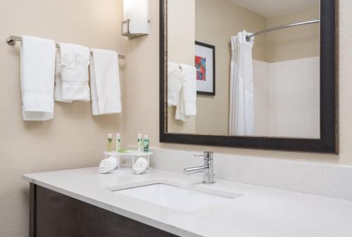 Ванная комната в Holiday Inn Express Hotel & Suites Ames by IHG