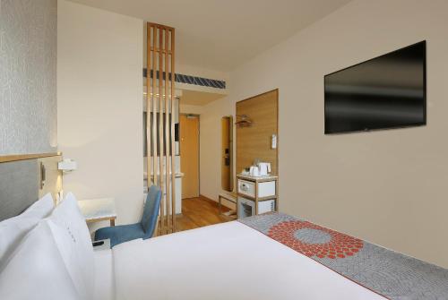 Holiday Inn Express Pune Pimpri, an IHG Hotel tesisinde bir odada yatak veya yataklar