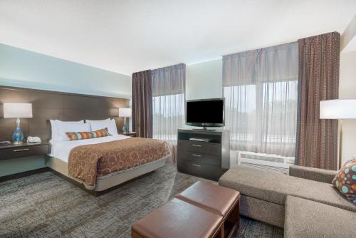 Un pat sau paturi într-o cameră la Staybridge Suites Wilmington-Newark, an IHG Hotel
