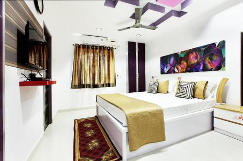 um quarto com uma cama e uma televisão em Jasmine park em Chennai