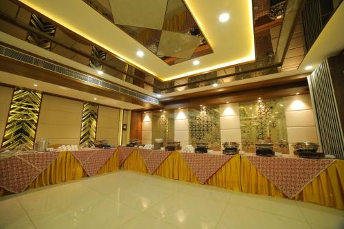 アグラにあるVijay Vilas Hotel & Convention Hallの長いテーブルを中心とした宴会場