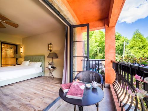 Nespecifikovaný výhled na hory nebo výhled na hory při pohledu z hotelu