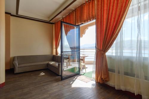 Posezení v ubytování RedDoorz Plus @ Seaborne Hotel Subic Zambales