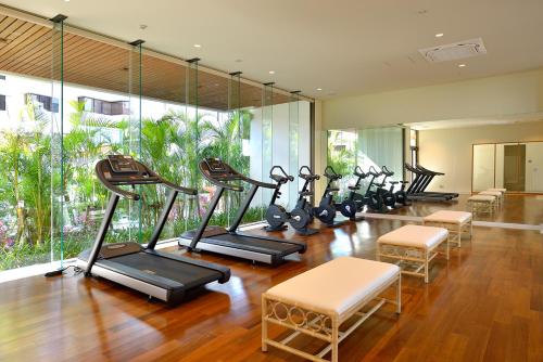 - une salle de sport avec un groupe de vélos d'appartement dans l'établissement The Naha Terrace, à Naha