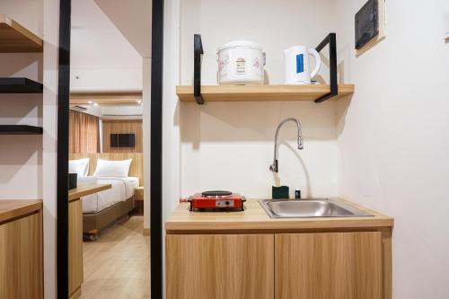 Kuchyň nebo kuchyňský kout v ubytování Comfortable Studio Apartment at Annora Living By Travelio