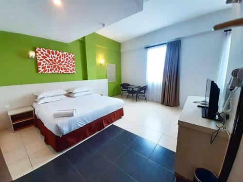 Un pat sau paturi într-o cameră la Temasek Hotel