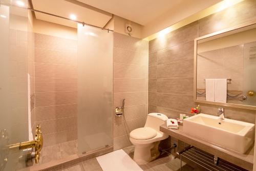 y baño con aseo, lavabo y ducha. en Hotel One Garden Town, Lahore, en Lahore