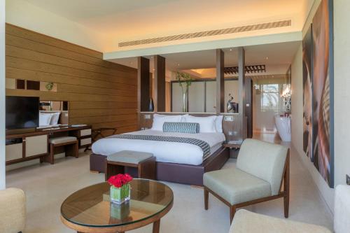 una camera con letto, tavolo e TV di Meliá Desert Palm Member of Meliá Collection a Dubai