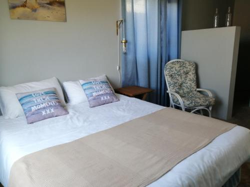ein Schlafzimmer mit einem Bett mit zwei Kissen darauf in der Unterkunft Khaya la Manzi in Port Edward