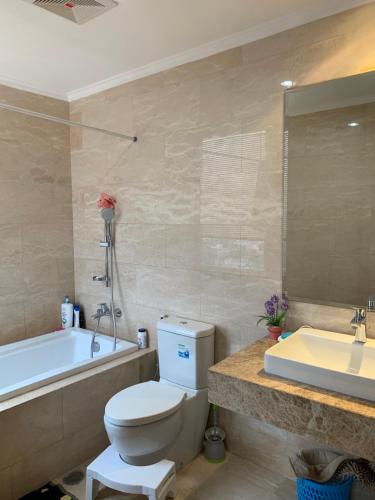 une salle de bain avec toilettes, baignoire et lavabo dans l'établissement Menteng Park 19th, à Jakarta