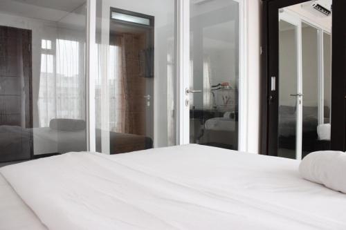 Ένα ή περισσότερα κρεβάτια σε δωμάτιο στο Relaxing 1BR Gateway Pasteur Apartment near Exit Toll By Travelio