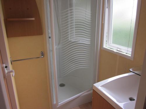 une salle de bain avec douche et lavabo dans l'établissement Richards Holidays, à Jard-sur-Mer
