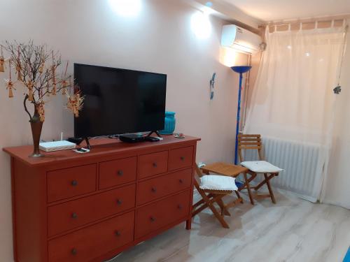 un soggiorno con cassettiera e televisione di Skyline Central Apartment a Timişoara