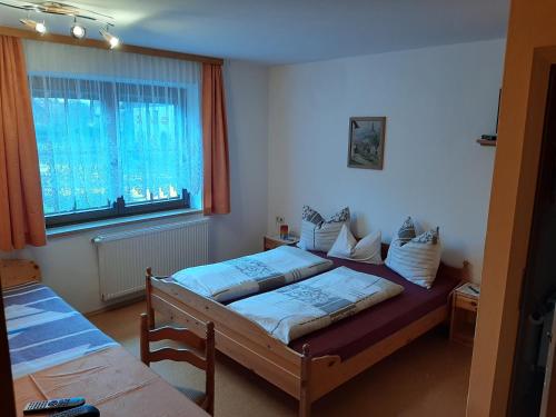 En eller flere senger på et rom på Hutmannhof-Ferienwohnungen