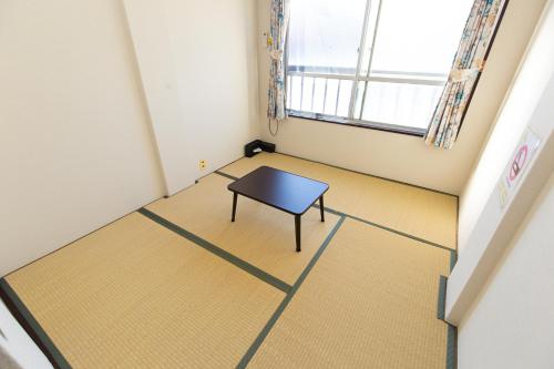 Una pequeña mesa en una habitación con ventana en Daiichi ichiba Building, en Tokio