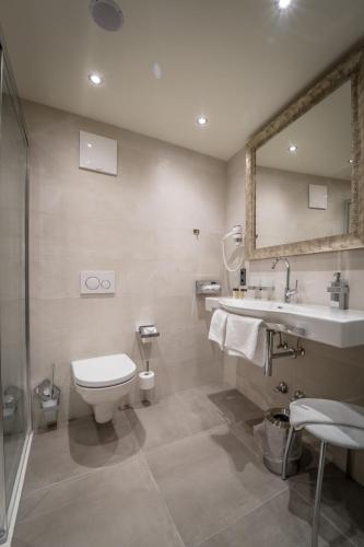 Bilik mandi di Hotel Goldener Adler, BW Signature Collection