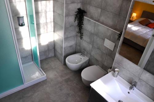 S'arenada في كالياري: حمام مع مرحاض ومغسلة ودش