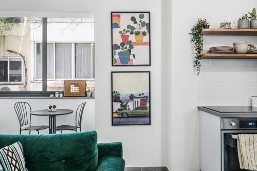 sala de estar con sofá verde y mesa en Urban Luxe Apartment - Central TLV by Sea N' Rent en Tel Aviv