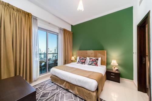 Postel nebo postele na pokoji v ubytování Icon Casa Living - Bay Central Tower Marina View I