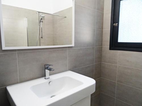 ein Badezimmer mit einem weißen Waschbecken und einem Spiegel in der Unterkunft Casa El Teix in Altea
