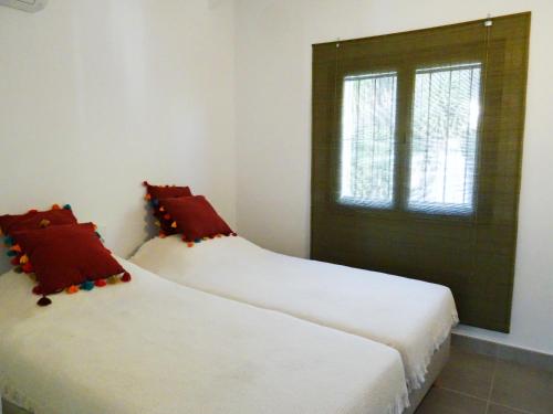 2 Betten nebeneinander in einem Zimmer in der Unterkunft Casa El Teix in Altea