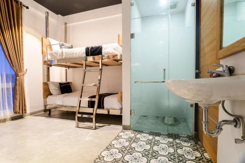 łazienka z umywalką i łóżkiem piętrowym w obiekcie Super OYO Collection O 2627 Ratamya Co-living w mieście Yogyakarta