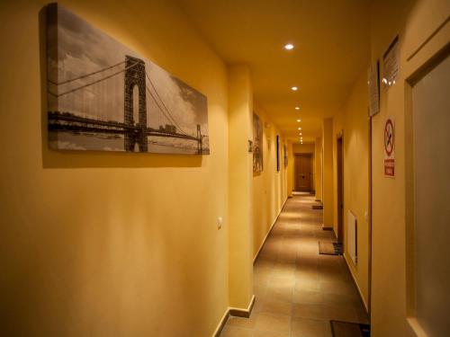 un pasillo con una pintura de un puente en la pared en Apartamentos Boabdil, en Sierra Nevada