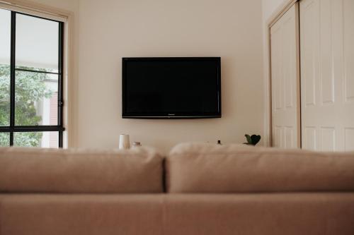 Televisyen dan/atau pusat hiburan di Laurina Estate