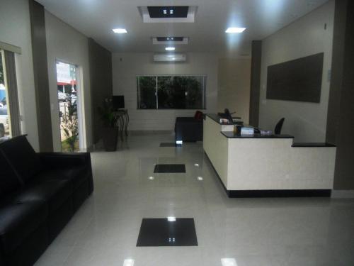 a lobby with a couch and a reception desk at Hotel São Paulo in Rondonópolis