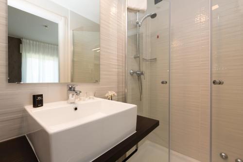 Ett badrum på Hotel Isola Verde