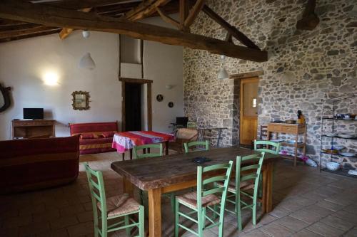 a living room with a wooden table and chairs at Villa Gites Chambre d hôtes avec piscine Dordogne 2-4-6-8-10 personnes in Bussière-Badil
