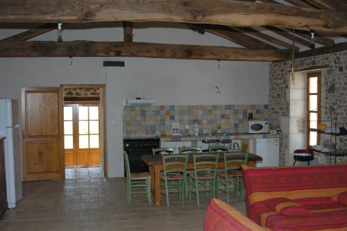 a kitchen and dining room with a table and chairs at Villa Gites Chambre d hôtes avec piscine Dordogne 2-4-6-8-10 personnes in Bussière-Badil