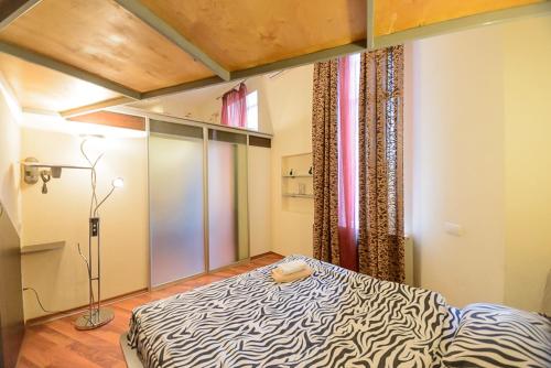 Dormitorio con cama con estampado de cebra en una habitación en Comfortable Apartment on Mikhaylovskiy lane, en Kiev