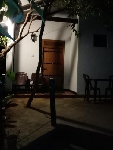 una porta di una casa con un tavolo e delle sedie di Ella Ostella a Ella