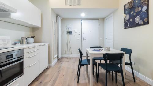 kuchnia ze stołem i krzesłami w pokoju w obiekcie Italianway - Corso Garibaldi 104 w Mediolanie