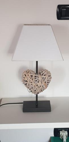 een hartvormige lamp op een witte plank bij La Villa delle Rose in Carpi