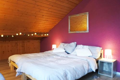 um quarto com 2 camas e uma parede roxa em Cave du Cep em Cortaillod