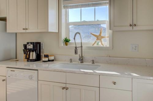 Η κουζίνα ή μικρή κουζίνα στο Chic Summer House Cottage Walk to Ocean!