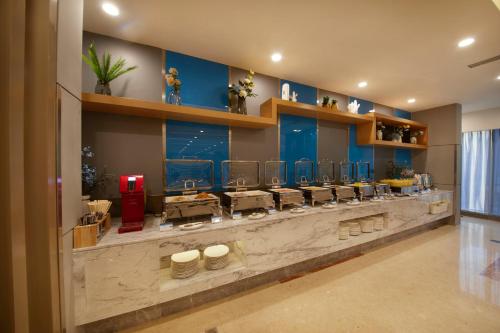 Кухня или мини-кухня в Holiday Inn Express Zhengzhou Zhengdong, an IHG Hotel
