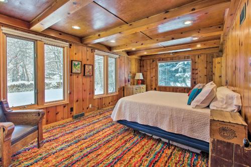 オグデンにあるOgden Riverfront Retreat Near Snowbasin Ski Resortの木製の壁のベッドルーム1室(ベッド1台付)