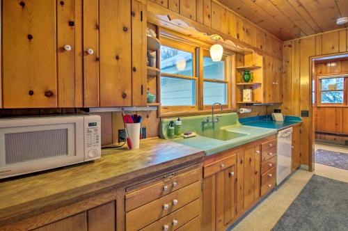 cocina con microondas y fregadero en Ogden Riverfront Retreat Near Snowbasin Ski Resort en Ogden