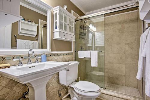 La salle de bains est pourvue d'un lavabo, de toilettes et d'une douche. dans l'établissement Mount Dora Townhome in Historical District!, à Mount Dora
