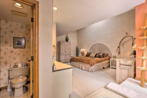 Un dormitorio con una cama, un lavabo y un inodoro. en Ski-InandSki-Out Winter Park Condo with Pool Access!, en Winter Park