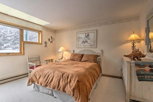 un dormitorio con una cama y una ventana en Ski-InandSki-Out Winter Park Condo with Pool Access!, en Winter Park